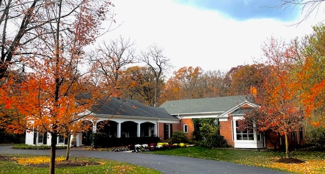 view of front facade with a porch and a front lawn