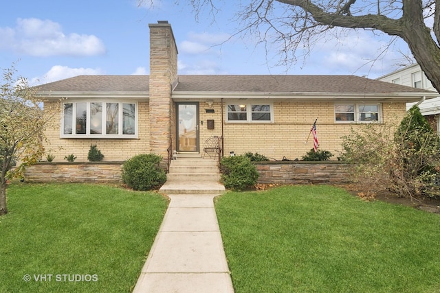 view of front of home featuring a front lawn