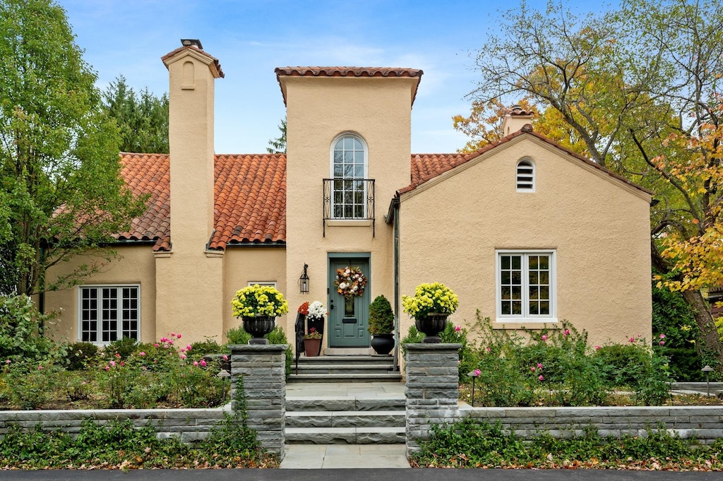 view of mediterranean / spanish-style house