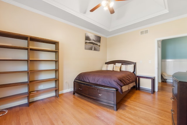 bedroom featuring ceiling fan, crown molding, and light hardwood / wood-style floors