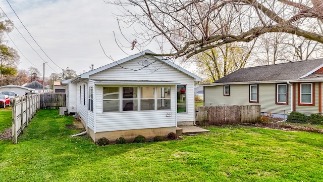 view of front of home featuring a front lawn