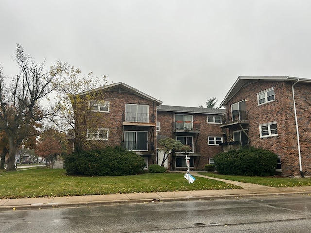 view of front property featuring a front yard