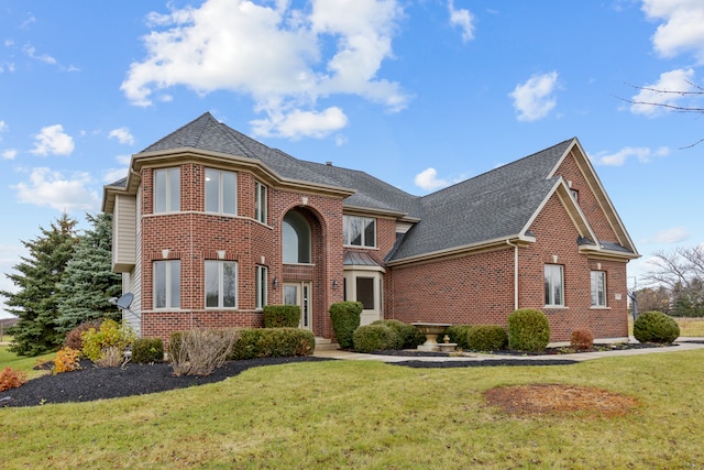 view of front facade featuring a front lawn