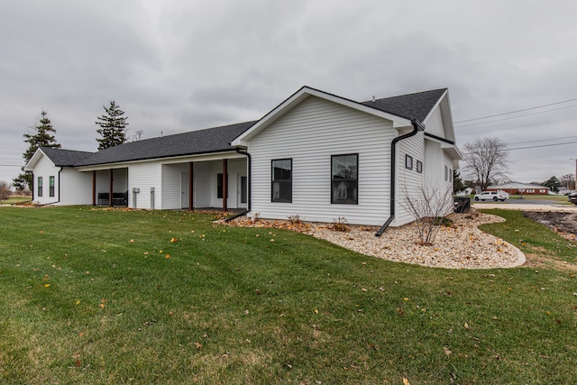 view of front of property featuring a front lawn