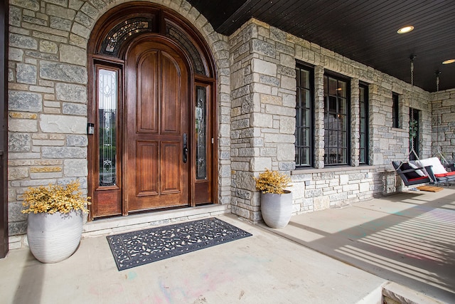 property entrance featuring a porch