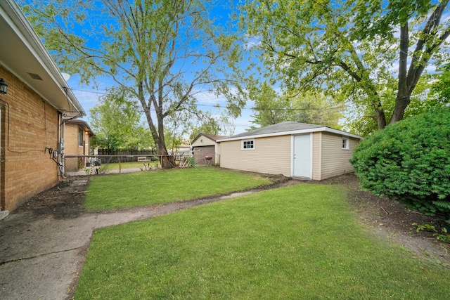 view of yard featuring an outbuilding