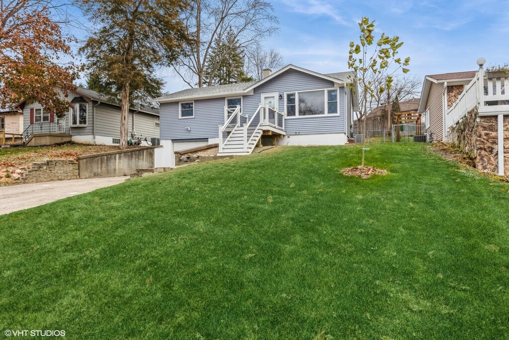 view of front of house featuring a front yard