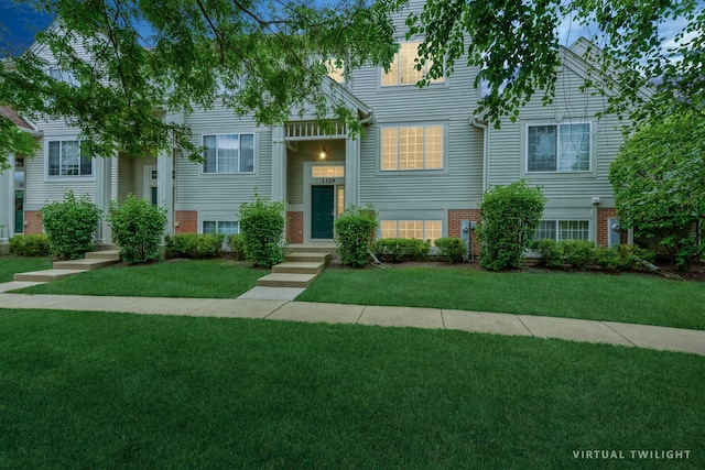 view of front of property featuring a front lawn