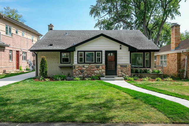 view of front of property featuring a front lawn