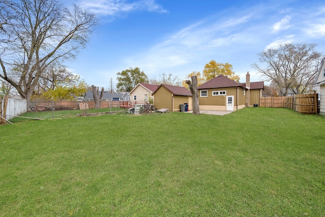 view of yard featuring a patio area