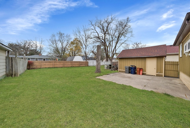 view of yard featuring a patio area