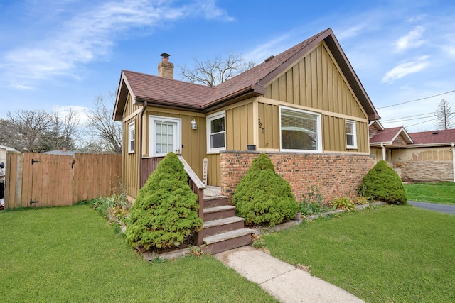 view of front of house featuring a front yard