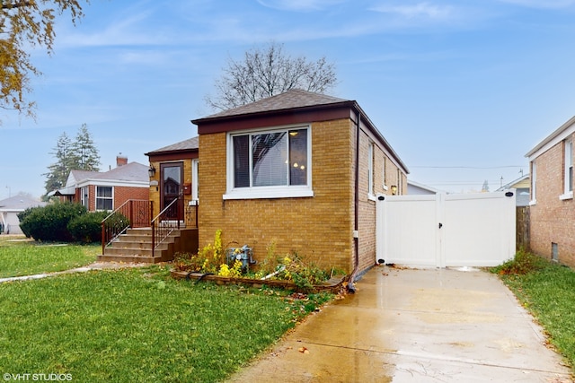 view of front facade featuring a front lawn