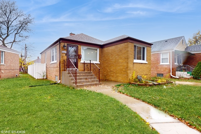 bungalow featuring a front lawn