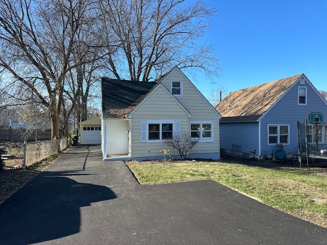 view of front of home featuring a front yard