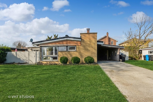 view of front of home with a front lawn and a carport