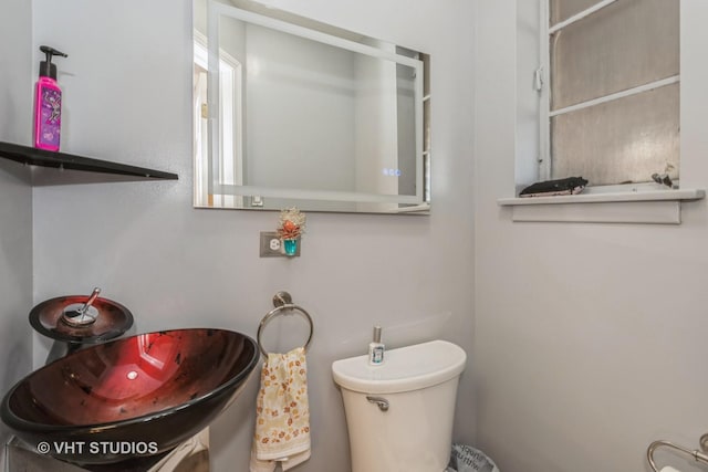 bathroom featuring toilet and sink