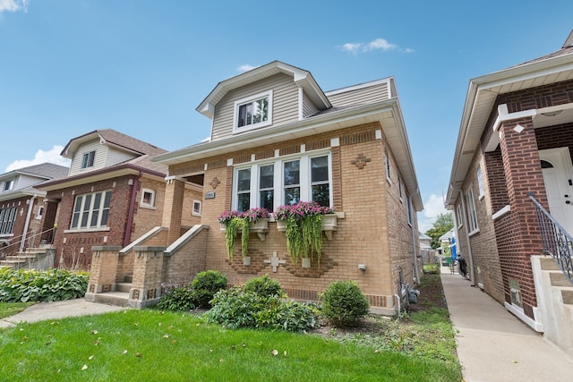 view of front of house featuring a front lawn