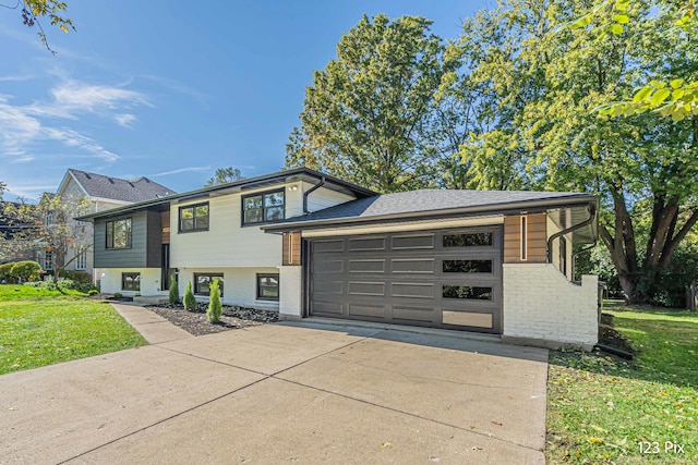 view of front facade with a garage and a front yard