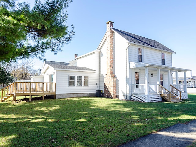 view of front of property featuring cooling unit, a front lawn, and a porch