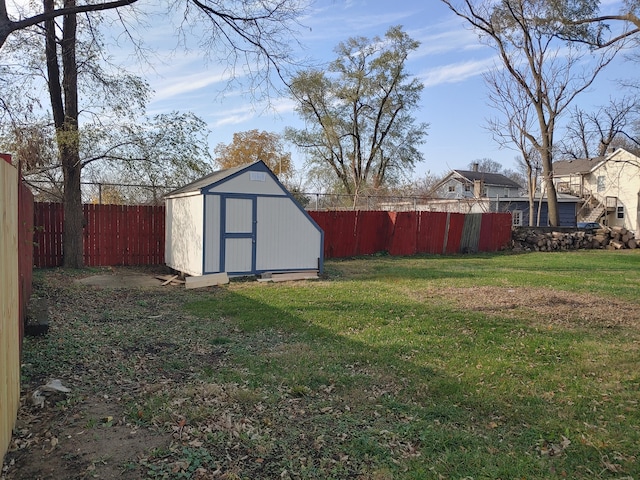 view of yard featuring a storage unit