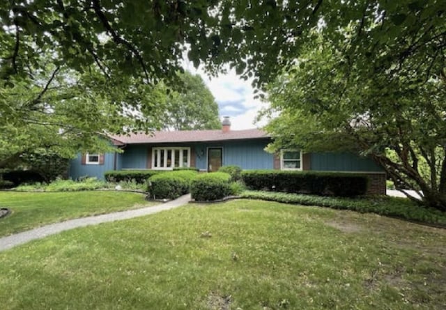 single story home featuring a front lawn