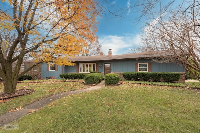 single story home featuring a front lawn