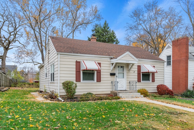 view of front of property featuring a front yard