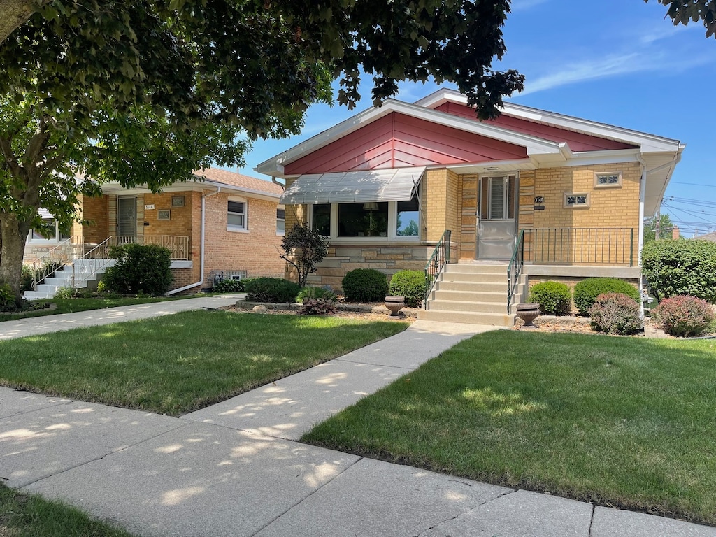 view of front of property featuring a front yard