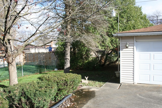 view of yard with a garage