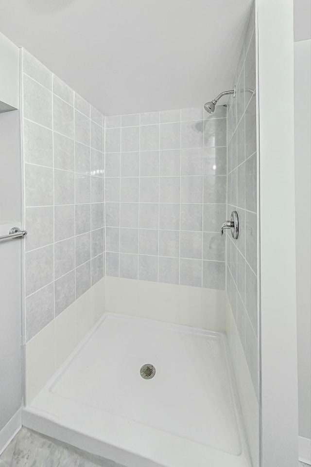 bathroom featuring a tile shower