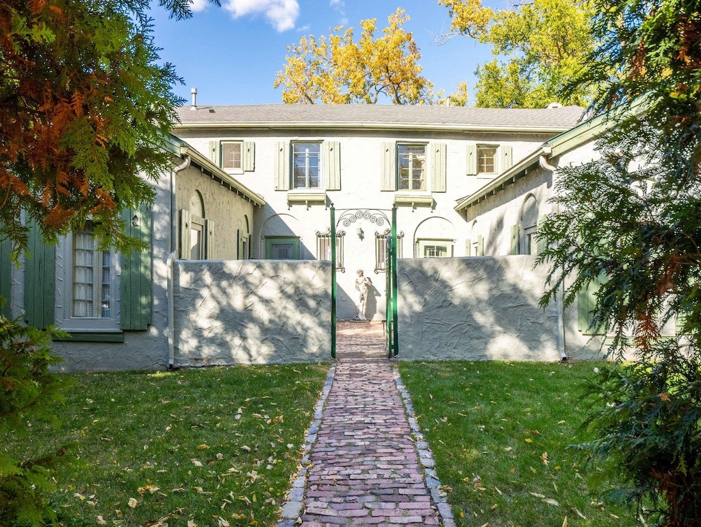 exterior space featuring a front yard