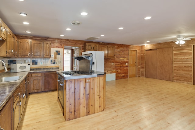 washroom featuring hardwood / wood-style floors and independent washer and dryer