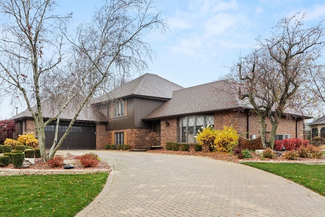 view of front facade featuring a front yard and a garage