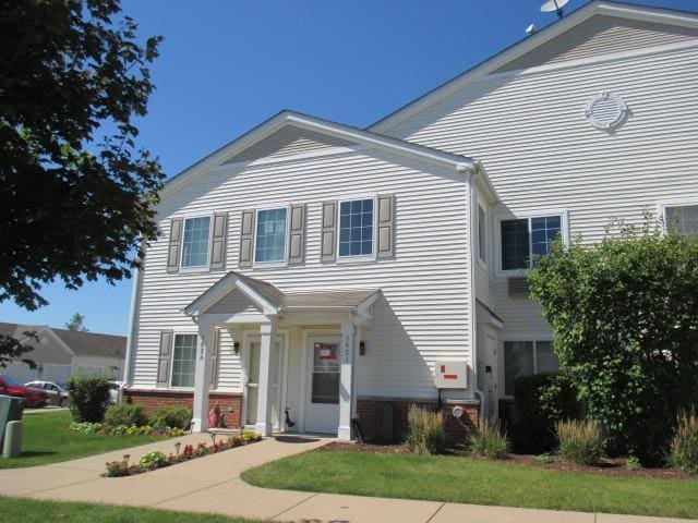 view of front of home featuring a front yard