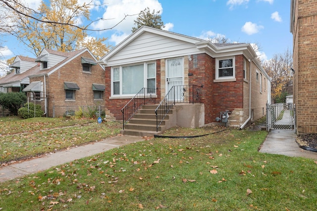 bungalow featuring a front lawn