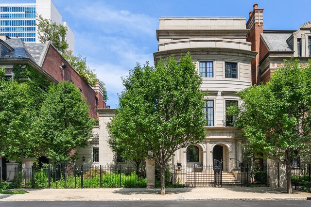 460 W Huron St, Chicago, IL 60654 - view of front of home with a fenced front yard and a gate