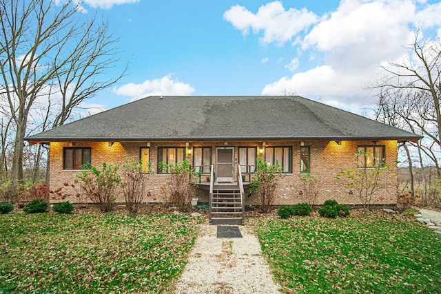 view of front of property featuring a front lawn and a porch