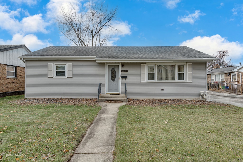 view of front of property featuring a front yard