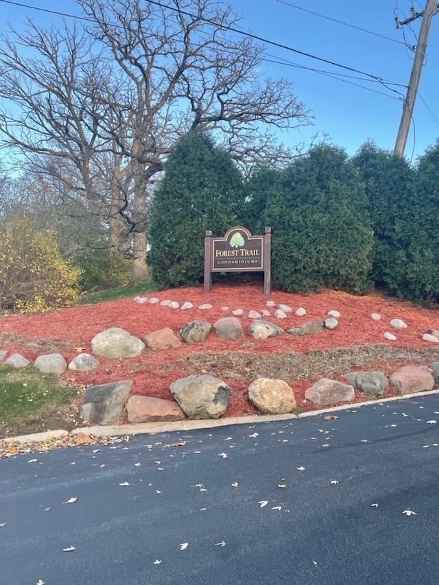 view of community / neighborhood sign