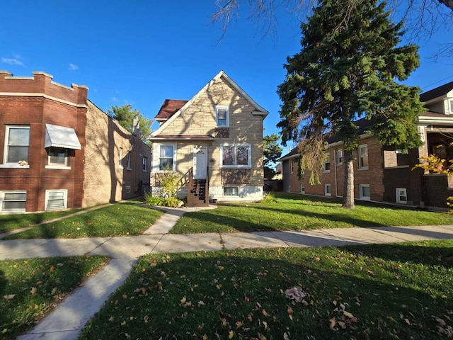 view of front of property featuring a front yard