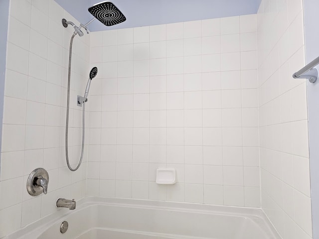 bathroom with tiled shower / bath combo