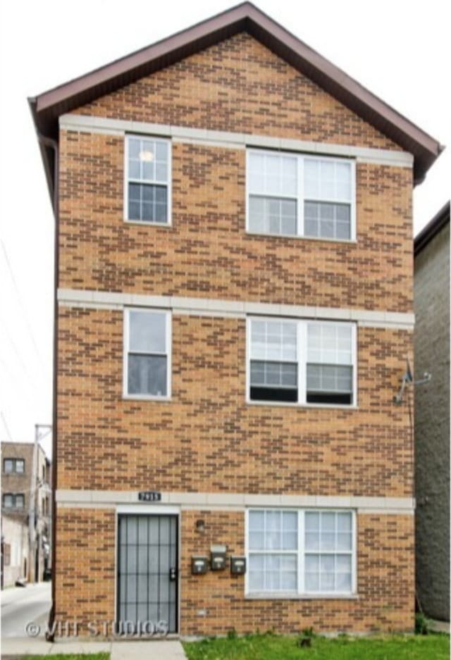 view of front of house featuring a front lawn