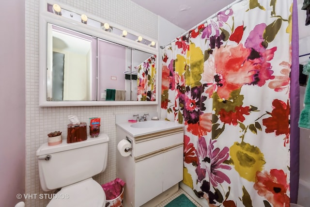 bathroom featuring a shower with curtain, vanity, toilet, and tile walls