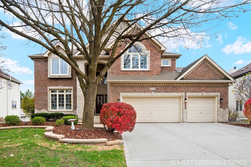 view of front property featuring a garage