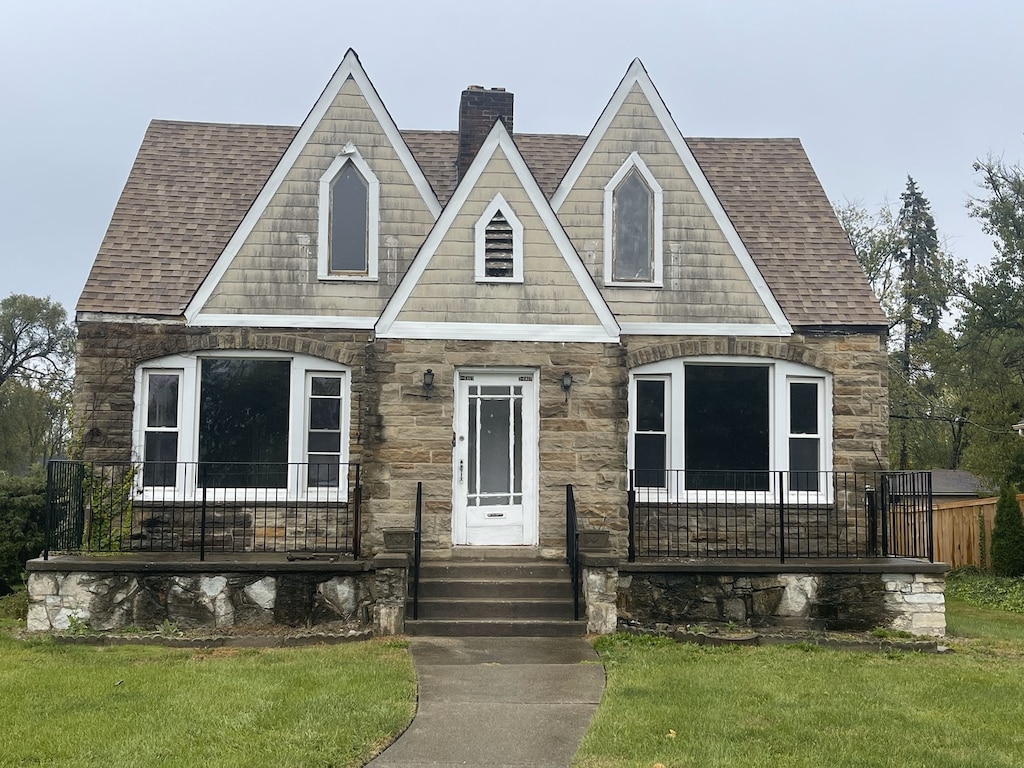 view of front facade featuring a front yard