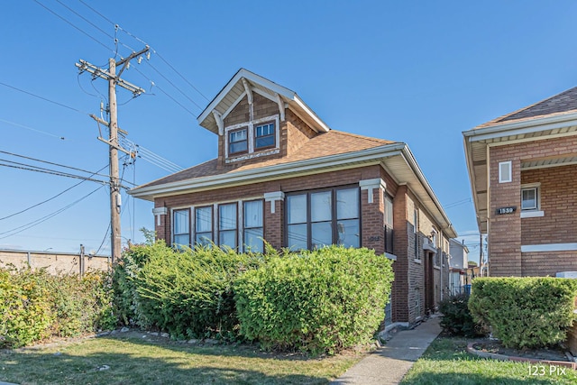 view of front of property with a front lawn