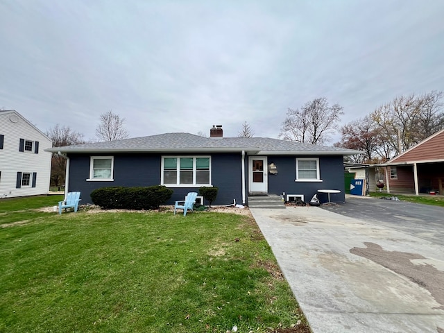 view of front of property featuring a front lawn