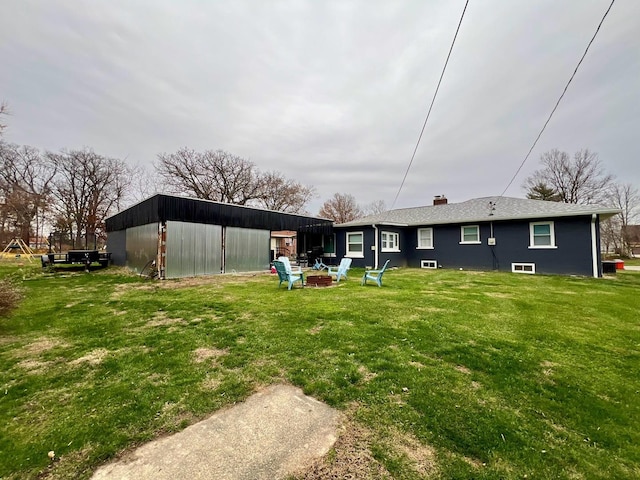 view of yard featuring an outdoor structure