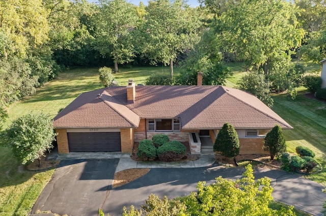 view of front of house featuring a front yard and a garage